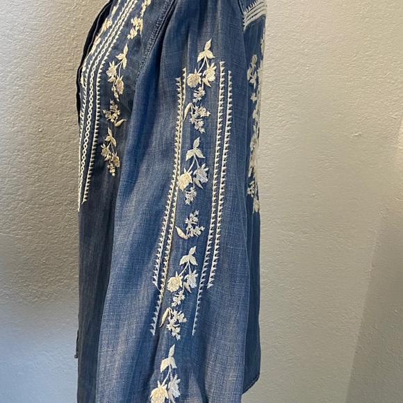 DRIFTWOOD Blue Denim Top with beautiful floral embroidery pattern. Size M. NWT - Picture 5 of 12
